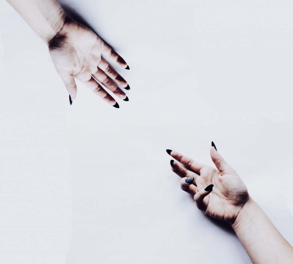 Anna Xenitelis minimalist photos of hands