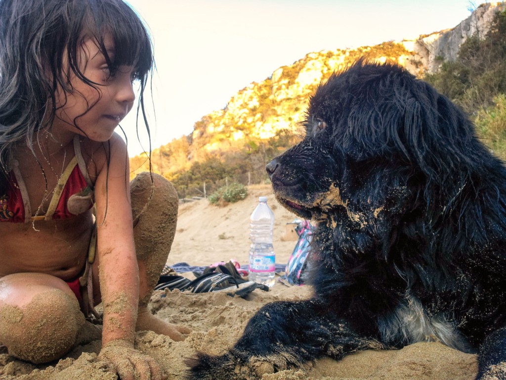 Wungenz photo of child on beach with dog 